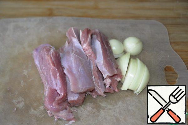 For cooking, we take Turkey fillet, I have a boneless Shin. Fillet cut into. Onions are cleaned and cut. Twist the Turkey in a meat grinder with onions.