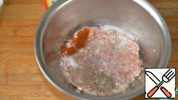 Put paprika, salt, black pepper, soda in the minced meat and pour mineral sparkling water. Thanks to soda and mineral water, the minced meat will be juicy and tender. Don't worry, the soda in the finished cutlets will not be heard, it will react with mineral water. Do not put a lot of salt, then cheese will be added, it is salty.