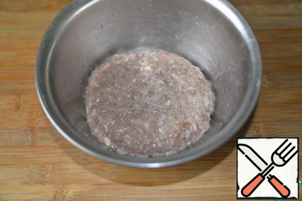 Knead the minced meat well, pour vegetable oil on top, cover with a lid and put it in the refrigerator at least overnight, ideally for 2 days.