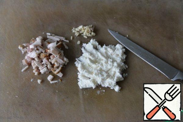 Get the minced meat. Finely chop the garlic, finely chop the smoked brisket, knead the cheese.