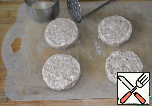 We make round cutlets with a thickness of 2 cm from minced meat. Convenient to do with a cooking ring and a pusher. From a full portion, 8 pieces are obtained.