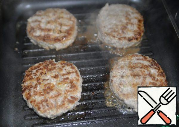 Fry the cutlets on a dry hot grill pan or grill grate. The coals must be burnt out. And if on the stove, then on medium heat. 