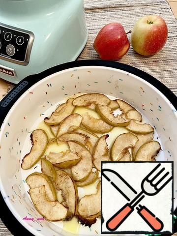 Melt the butter and pour it over the baked apples.
