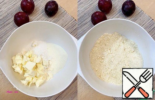 In a bowl, combine the cold butter cut into pieces, pudding, sugar and flour. RUB everything with your hands into a crumb.