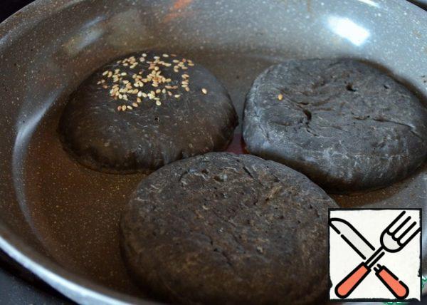 Cut the buns, dry them in a frying pan or in the oven, on the grill. P.S.: I bake Burger buns myself, today I'm black, if you are interested in the test recipe, link below.