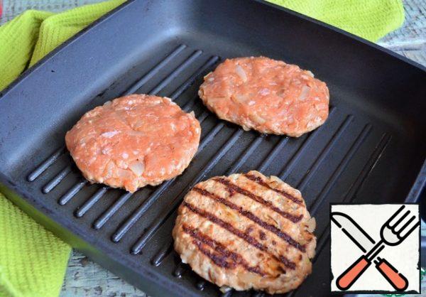 On a dry grill pan, cook the cutlets, 2-3 minutes on each side.