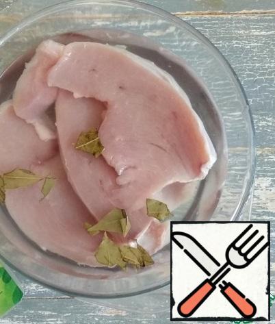 Mix the brine well so that the salt and sugar are dissolved. Place the Turkey steaks in it, cover with cling film and refrigerate for 2-3 hours. If you use a whole Turkey breast, leave it in the brine for 4-5 hours.