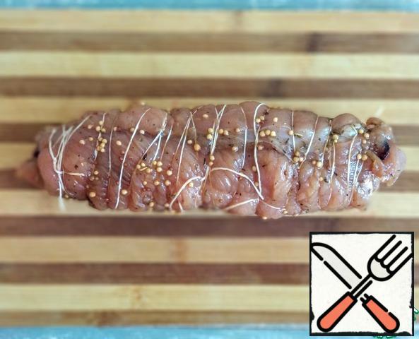Roll into a roll and tie tightly with food thread. Do not pour out the remaining marinade.