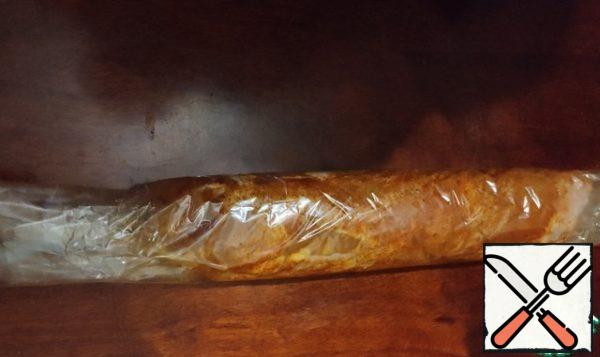Put the skin on the paprika, and put the minced meat on the skin and wrap it in a sausage. One side of the sleeve should be tied tightly with a thread, lift the roll vertically and tamp it so that you get a tight sausage. And bandaging the other side.