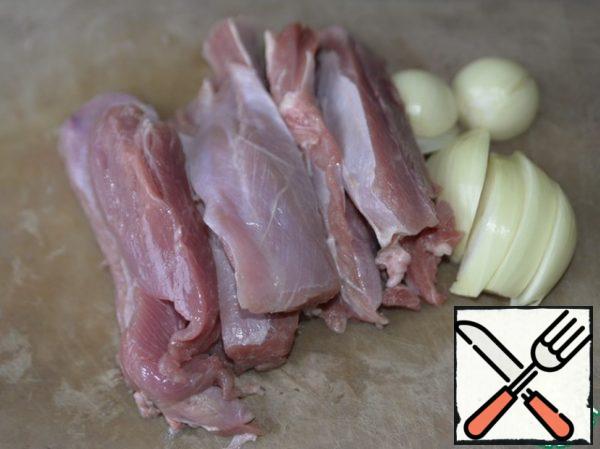Preparing minced meat for cutlets. Take the Turkey fillet, I have a boneless Shin. Cut into pieces. Onions are cleaned and cut. Twist the Turkey fillet and onion in a meat grinder.
