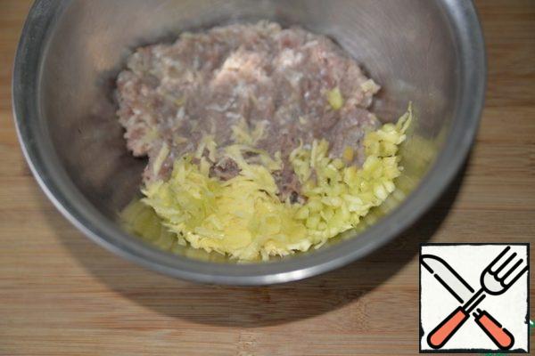 Add grated potatoes and crushed bell pepper to the minced meat.