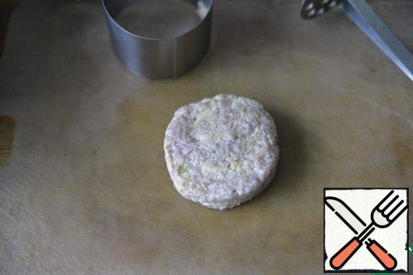 And then again we put a little minced meat, crush it with a pusher, remove the ring. From this amount, 6 cutlets are obtained.