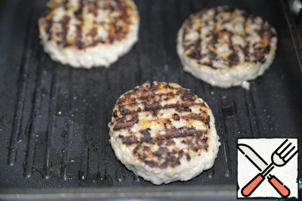 Cutlets are greased with oil and fried on the grill on coals or on a grill pan. Fry on medium heat on both sides for about 15 minutes.