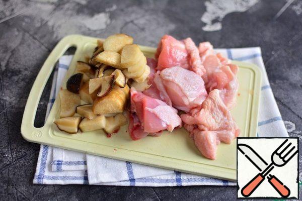 Cut the chicken into large pieces, the mushrooms are smaller.