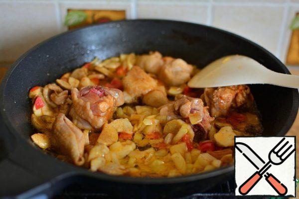 In vegetable oil, over high heat, fry the chicken with mushrooms, onions and tomatoes, with the addition of salt and paprika until Golden brown.