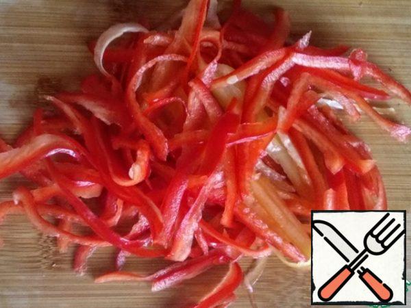 Wash the pepper and remove the seeds. Cut into thin strips using a vegetable peeler.