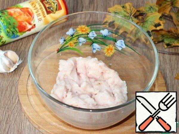 Add chicken seasoning, pressed garlic clove and zucchini to the minced meat.