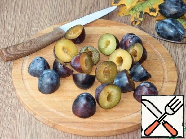 Cut each plum (9 pieces) in half and remove the seeds.