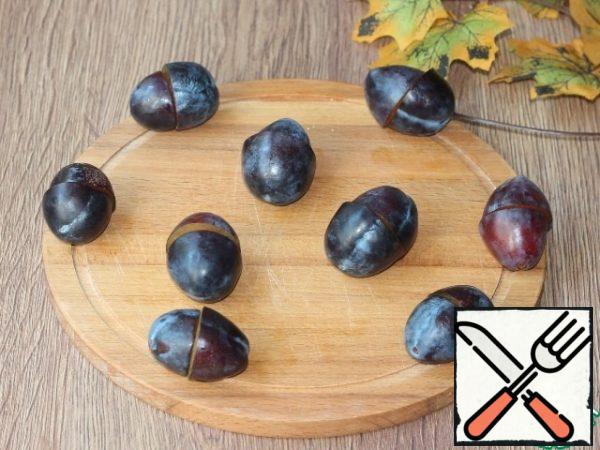 Combine the 2 halves of the plums.