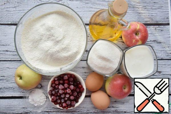 Prepare the products. Sift flour through a sieve and mix with baking powder and salt. When using frozen cranberries, pre-defrosting is not required.