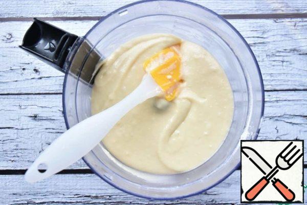In the liquid ingredients, add flour with baking powder and salt and gently mix them together with a silicone spatula, moving from bottom to top. Do not stir the dough for a long time, otherwise it will become heavy and the pastry will be dense.