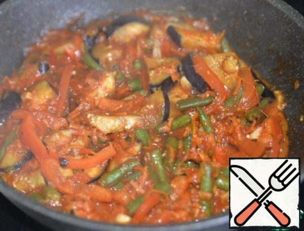 Cover with a lid, bring to a boil and simmer for 35-40 minutes. Before finishing, add the vinegar and mix.