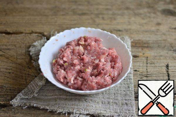 Mix very well with your hands, until the minced meat is thick.