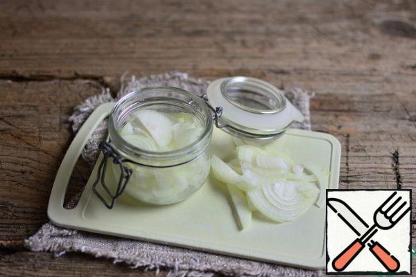 Cut the onion into thin half-rings and put it in a container with a lid.