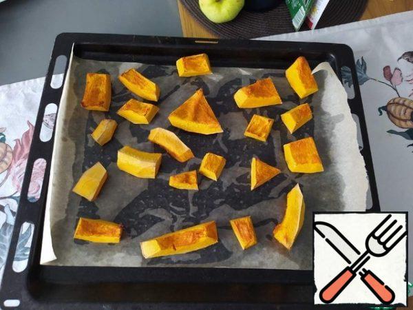 Prepare the pumpkin in advance: peel, cut into pieces, and bake on parchment on a pre-greased baking sheet at t 180 C for 40 minutes.