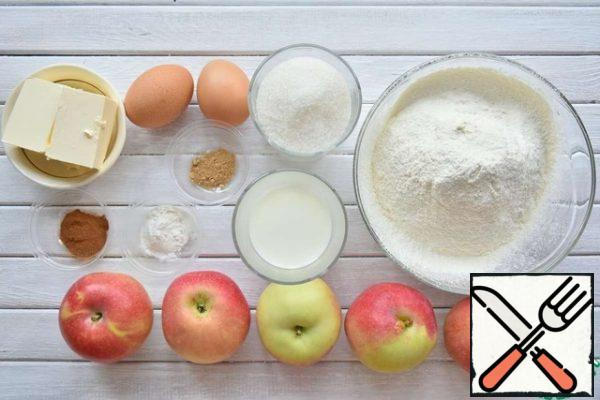 Prepare the ingredients for making a pie. Combine flour with baking powder, cinnamon and ground ginger and sift through a sieve.