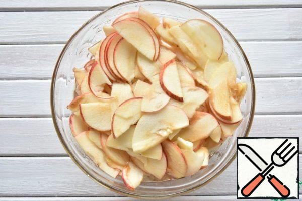 Apples for pie preferably use soft, they are more plastic. Cut the fruit into quarters, remove the core with the seeds and cut into thin petals. Pour boiling water over the Apple slices for 1-2 minutes. Drain the water and let the apples dry.