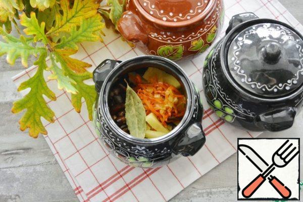 Put the sliced potatoes, honey mushrooms and fried onions and carrots in pots. In each pot put a Bay leaf and a little salt to taste.