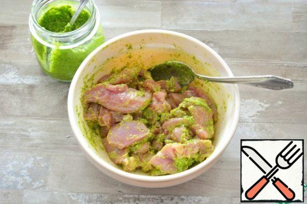 Cut the thigh fillet into small pieces and marinate in the pesto sauce. Add a little salt if desired.