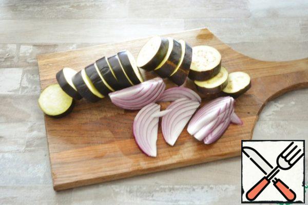 Cut the eggplant into small circles and the onion into segments.
