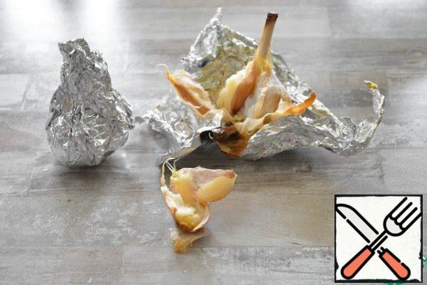 Wrap two garlic heads in foil and bake in the oven at 180°C for 20-25 minutes. Cool in foil. And remove the baked garlic pulp from the cloves.The third head of garlic remains raw.