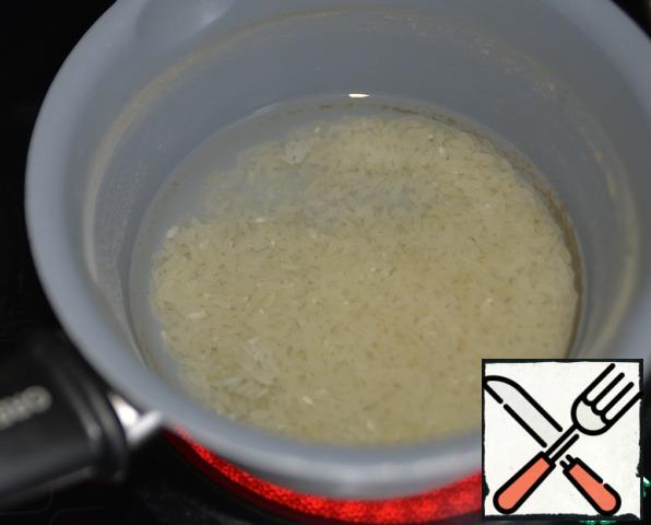 Wash the rice, fill it with water and cook it until it is half-cooked.