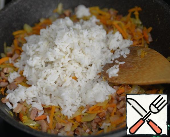 Put boiled rice to the vegetables.