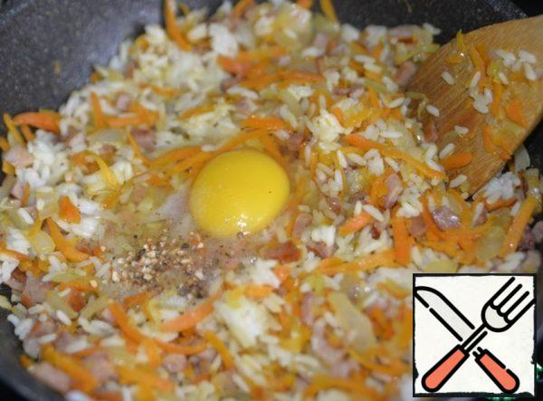 Break the egg, add salt and ground pepper, mix.