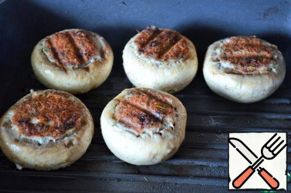 Fry on the grill pan or grill grill. First, "seal" the minced meat down, 3 minutes, the fire is above average.