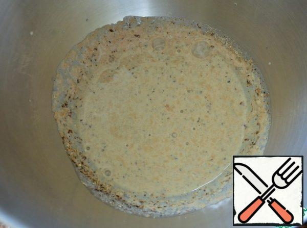 Add to the "mushroom fermented baked milk", sugar and yeast. Allow 5 to 10 minutes.
