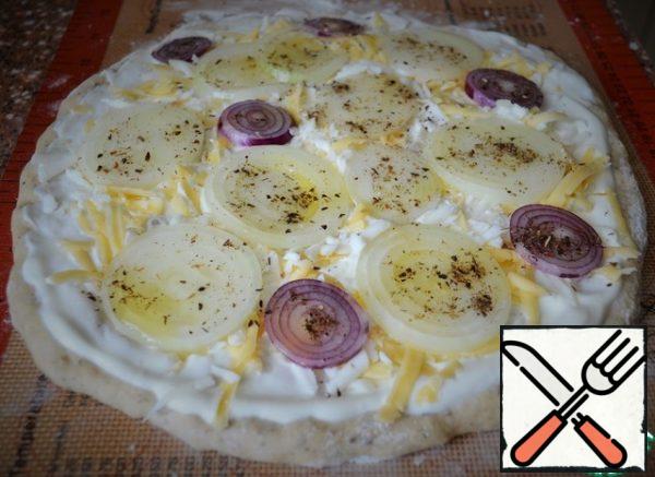 Arrange the onion washers and garlic plates. Brush the onion with olive oil, sprinkle with mushroom powder and salt.