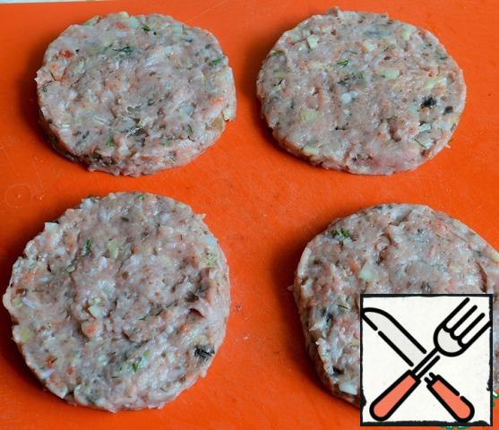 You can mix minced meat even in a tray, very convenient, just do not forget to remove the paper backing.
Add mushrooms, onion and dill, paprika, salt and pepper to the minced meat. Knead thoroughly.