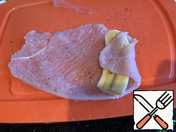 Peel the bananas and cut them lengthwise. Roll Turkey rolls with bananas.