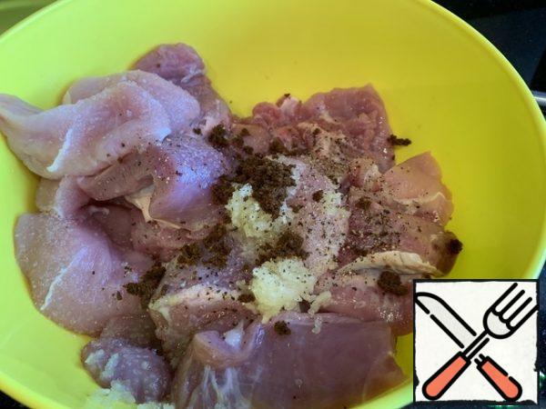 Cut the breast fillet and Turkey thighs into portions that will be convenient to string on a skewer. Put the Turkey pieces in a bowl, add the garlic pressed out, dry adjika, pepper and salt.