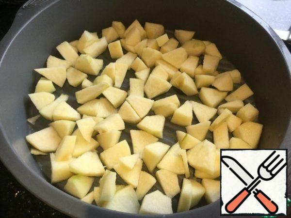 Peel the apples, remove the core and cut into small pieces. Place the apples on the bottom of the silicone mold.