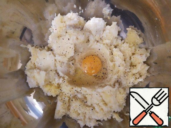 Add the egg, salt, pepper, and nutmeg. Stir.