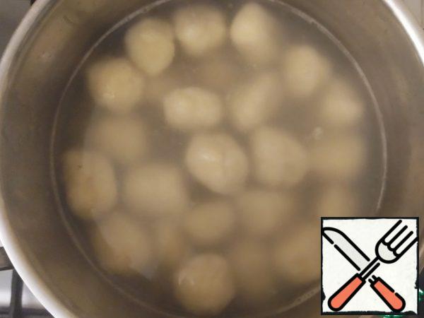 Cooking gnocchi is very easy. Pour water, bring it to a boil. Sprinkle with salt and drop the gnocchi. As soon as they pop up, we wait for 2 minutes and pull out - the gnocchi are ready.
