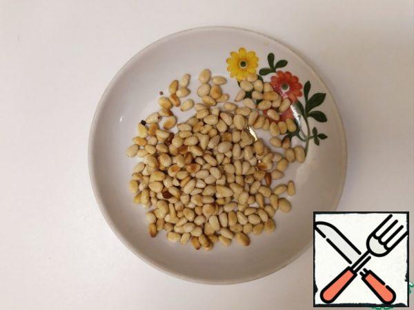 But no one eats gnocchi just like that. Let's make the first serving option - with pesto sauce.

The number of products is indicated for two people.

Fry the nuts.