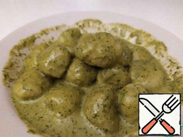 Put the gnocchi on a plate and pour over the pesto.