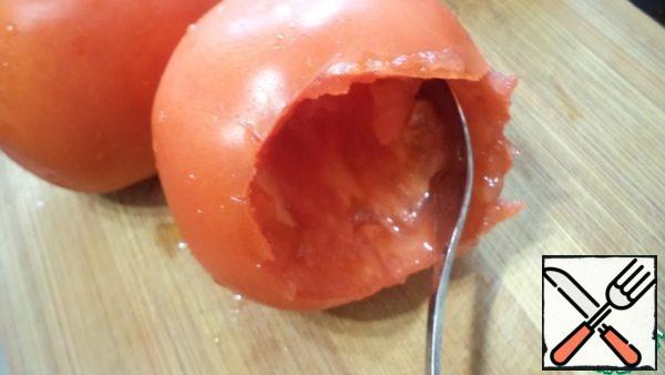 Cut off the lower part of the tomato and remove the pulp with a spoon.